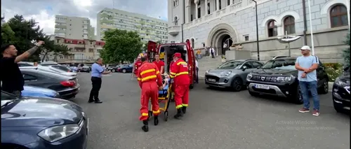 VIDEO | Femeie în pragul morții în primăria lui Clotilde Armand. Două echipaje SMURD au ajuns la fața locului