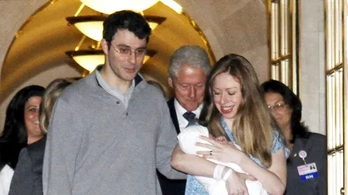 Prima fotografie oficială cu nepoata lui Bill Clinton. Chelsea Clinton și fiica sa au părăsit maternitatea
