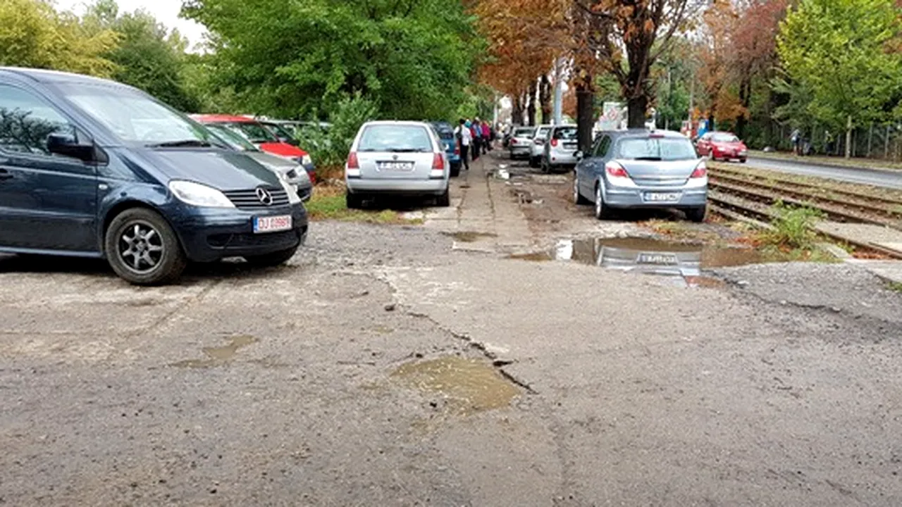 Cum arată drumul dintre stația de metrou Preciziei și clădirile de birouri din zonă. Primăria Capitalei aruncă sute de mii pe iepurași, dar nu dă doi bani pe amenajarea trotuarelor. Galerie FOTO