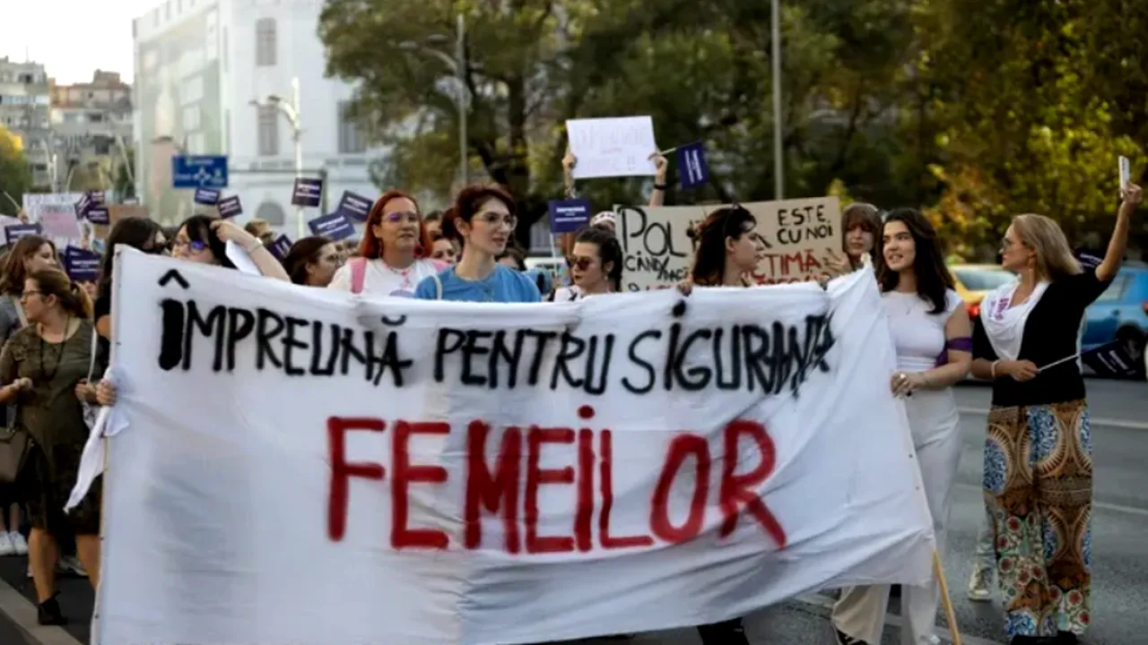 Protest în Piața Victoriei, după CRIMA din Cosmopolis. „Fiecare femeie ucisă este dovada unui sistem care a eșuat”