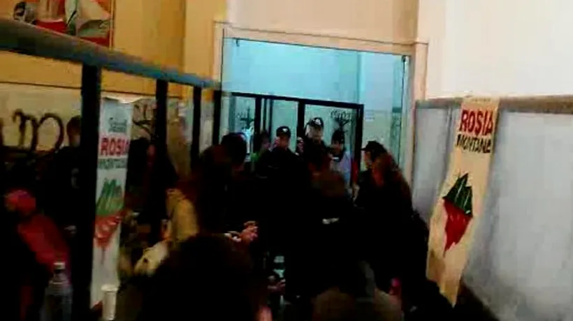 Protestatarii anti-Roșia Montană care au ocupat sediul Avocatului Poporului au plecat după ce legea minelor a picat în Parlament LIVE VIDEO
