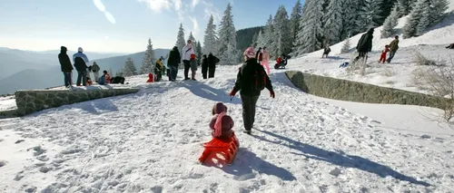 Sute de turiști schiază, se dau cu snowboard-ul sau fac plajă la 2000 de metri altitudine, la Sinaia