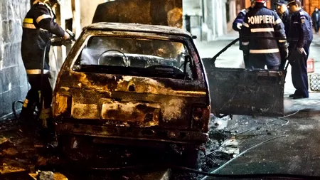 Doi oameni au murit carbonizați în Capitală, după ce mașina în care se aflau a intrat într-un stâlp