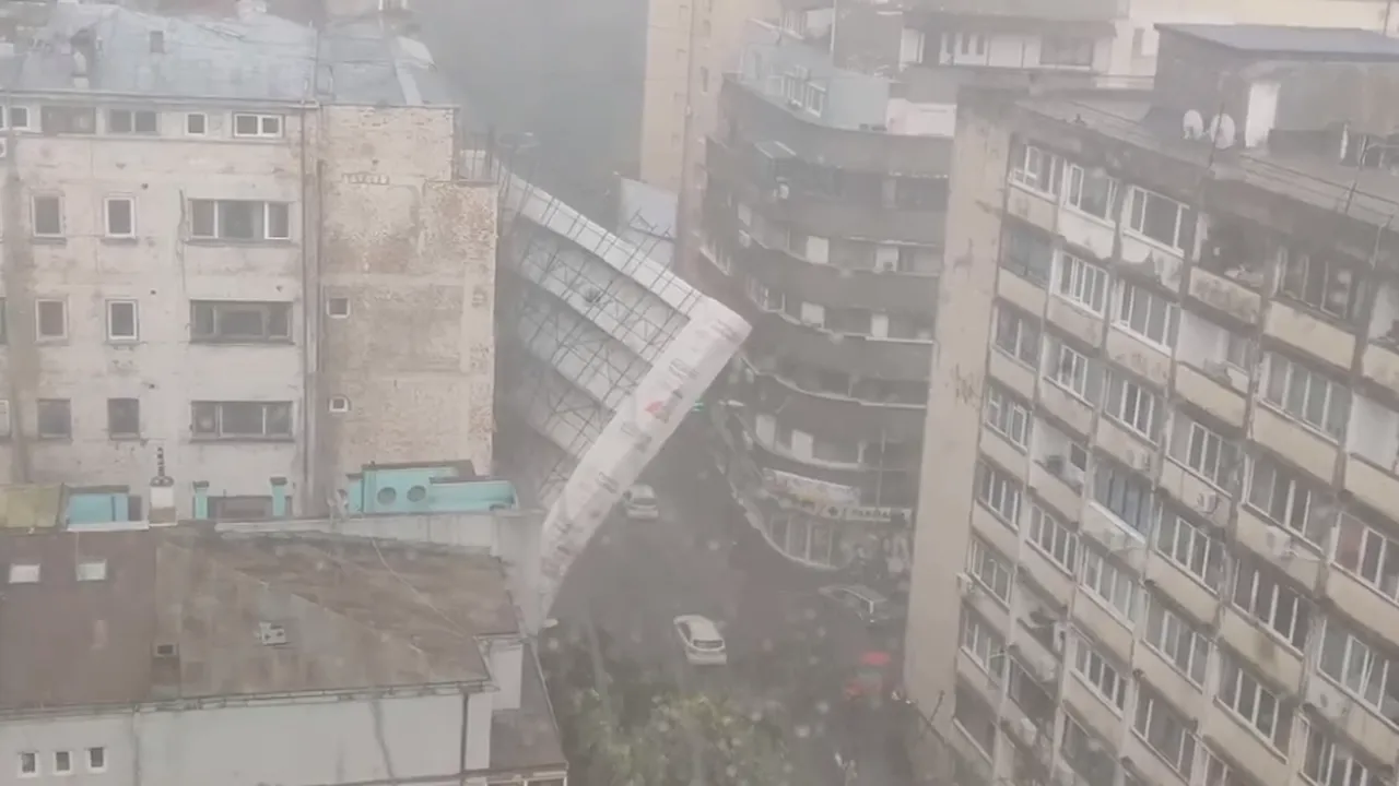 Două schele și mai mulți copaci au căzut în Capitală din cauza ploii torențiale - FOTO, VIDEO