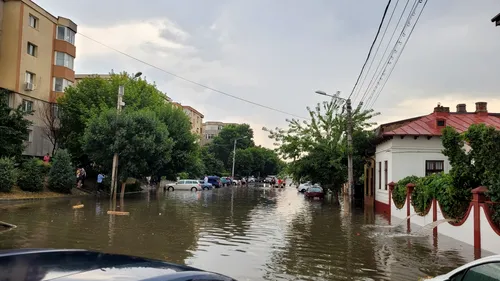 FOTO | Craiova, devastată de cea mai puternică furtună din ultimii 30 de ani. Aproape o oră, au fost averse torenţiale, grindină, descărcări electrice și vânt puternic