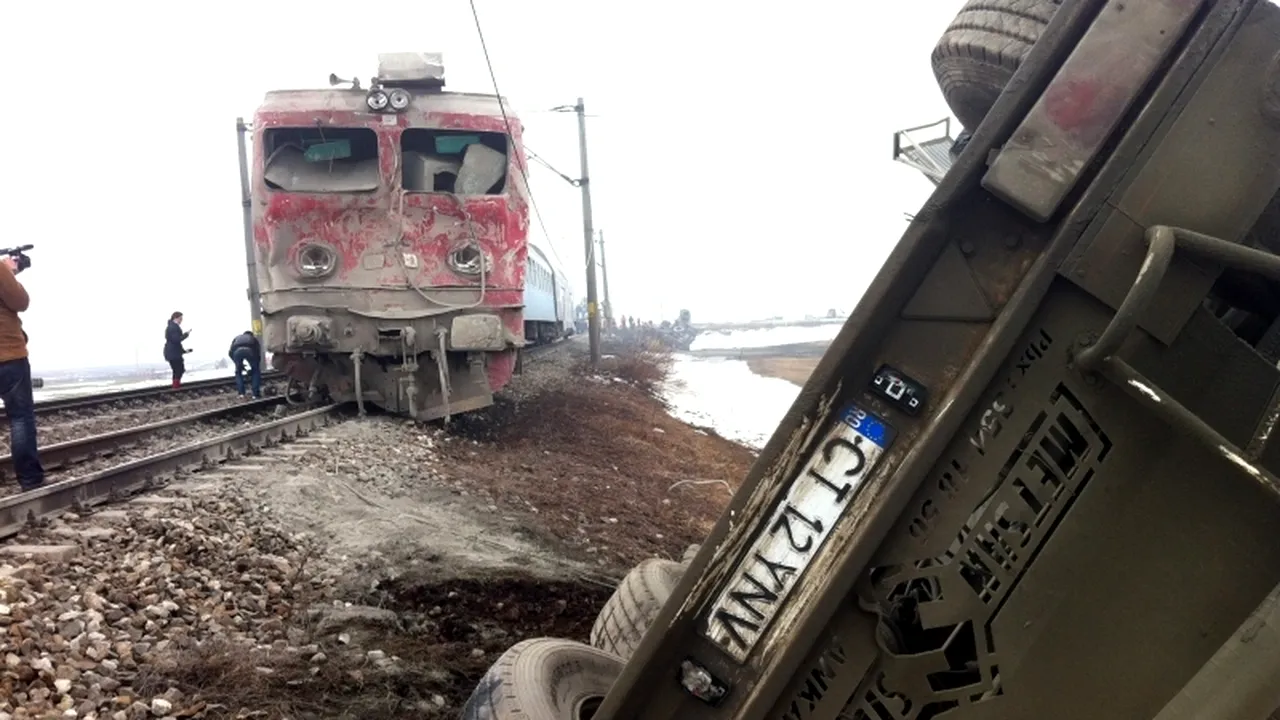Șoferul betonierei lovite de tren nu a murit, dar este internat în comă, având politraumatisme