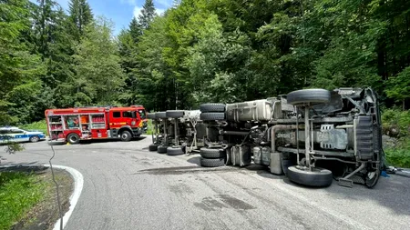 Accidente grave în stațiunea montană Sinaia: Două autoturisme s-au făcut PRAF, iar o basculantă încărcată cu pietre s-a răsturnat