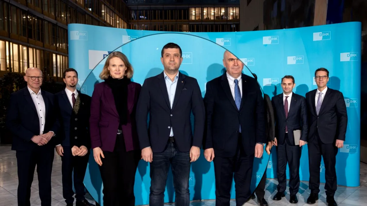 Radu Miruță a plecat în vizită oficială în blugi. Ministrul face parte din delegația premierului Ilie Bolojan, din Germania