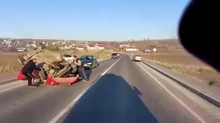 O tânără de 19 ani s-a răsturnat cu mașina pe un drum din județul Galați. Cum s-a întâmplat accidentul și care e starea șoferiței (VIDEO)