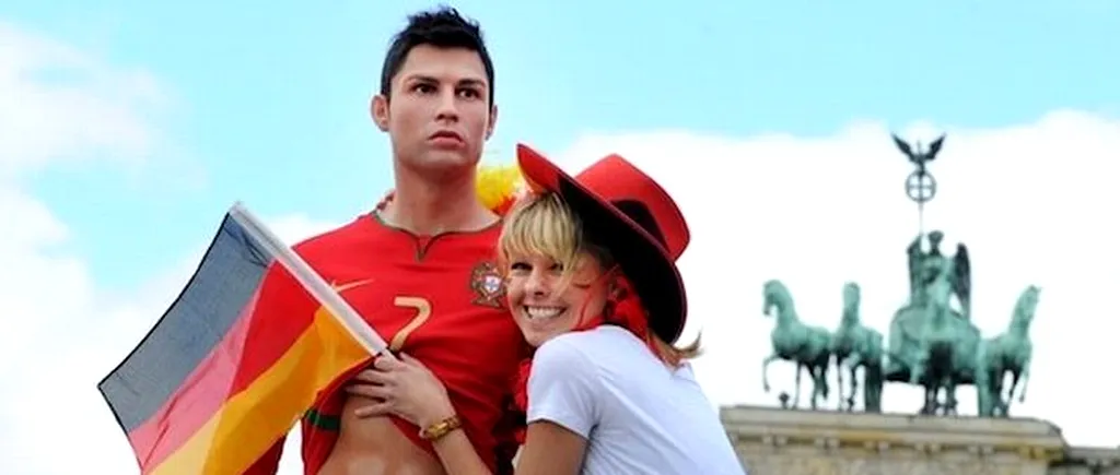 EURO 2012. O statuie de ceară a lui Cristiano Ronaldo a fost expusă la Poarta Brandeburg