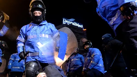 Jandarmeria susține că a primit flori de la protestatari. Reacții
