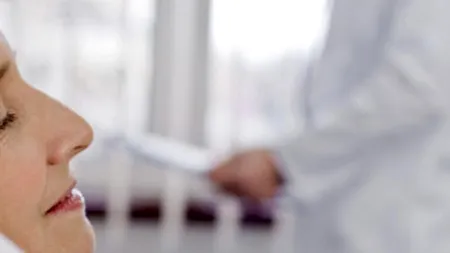 O bătrână care suferă de pierderi de memorie a fost lăsată să plece în pijamale din spital. „O infirmieră care s-a oferit să o ducă la un taxi