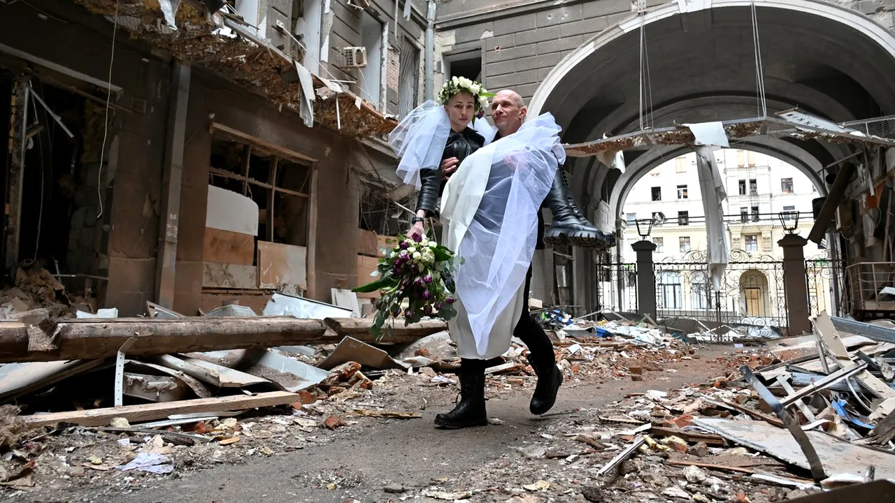 GALERIE FOTO | Un medic și o asistentă s-au căsătorit în Harkov. Imaginile cu cei doi printre ruinele orașului distrus de război s-au viralizat