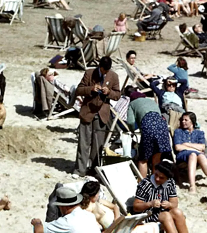 Detaliul ireal din această fotografie realizată în anul 1943. Ce ține în mână bărbatul în sacou maro?