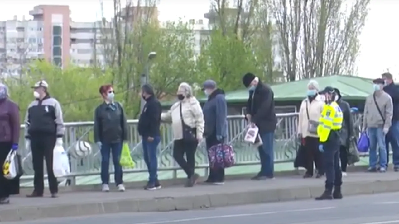 NEMULȚUMIRI. O parte dintre vârstnici se plâng că pierd timpul stând la coadă în piață și nu își pot face cumpărăturile / „La ora 11:00, când ieși din casă, stai la o coadă de 500 m și cumperi repede ce mai găsesti la îndemână”