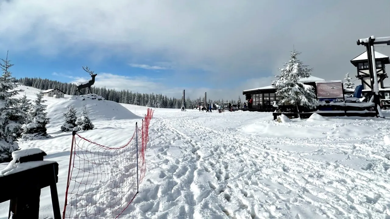 Zăpadă bogată la Șureanu. Pârtiile de schi se pregătesc să dea startul sezonului