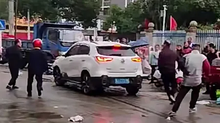 CHINA: Mai mulți copii și adulți au fost răniți după ce o mașină a intrat într-un grup de oameni în fața unei școli