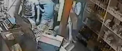 Bărbați cercetați după ce ar fi lovit cu pumnii și picioarele un tânăr, într-un magazin. VIDEO 