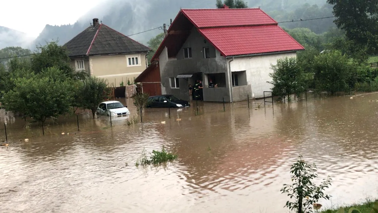 Cod portocaliu de inundații, până luni la prânz, pe râuri din 20 de județe. Care sunt zonele vizate