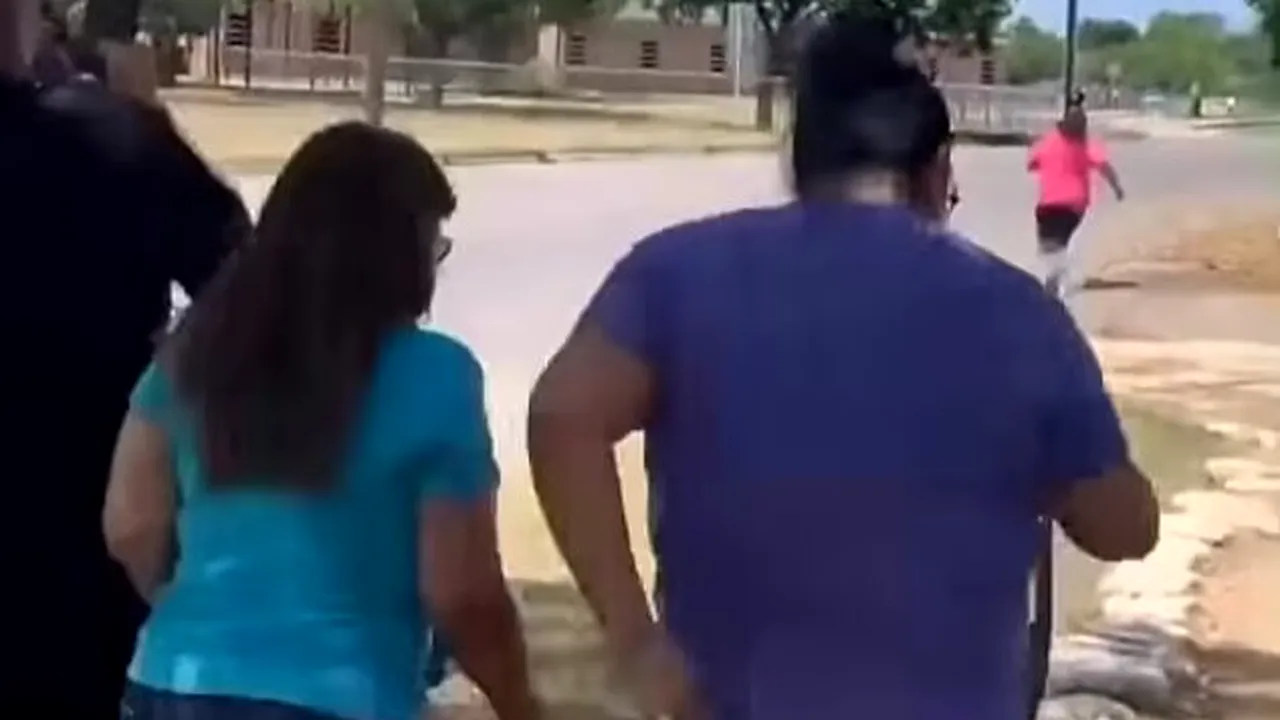 VIDEO | Momentul în care părinții aleargă spre școala din Texas în care un atacator a deschis focul asupra elevilor și profesorilor / Criminalul a fost ucis de un agent de poliție