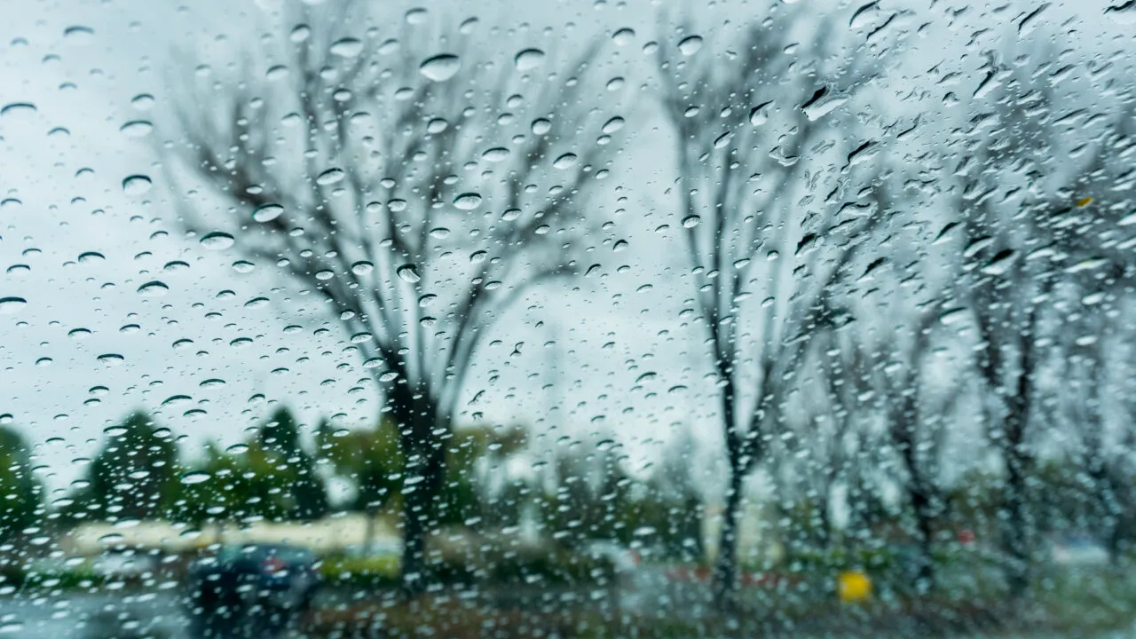 Meteo: jumătate de țară intră sub cod galben de vânt puternic. E viscol la munte