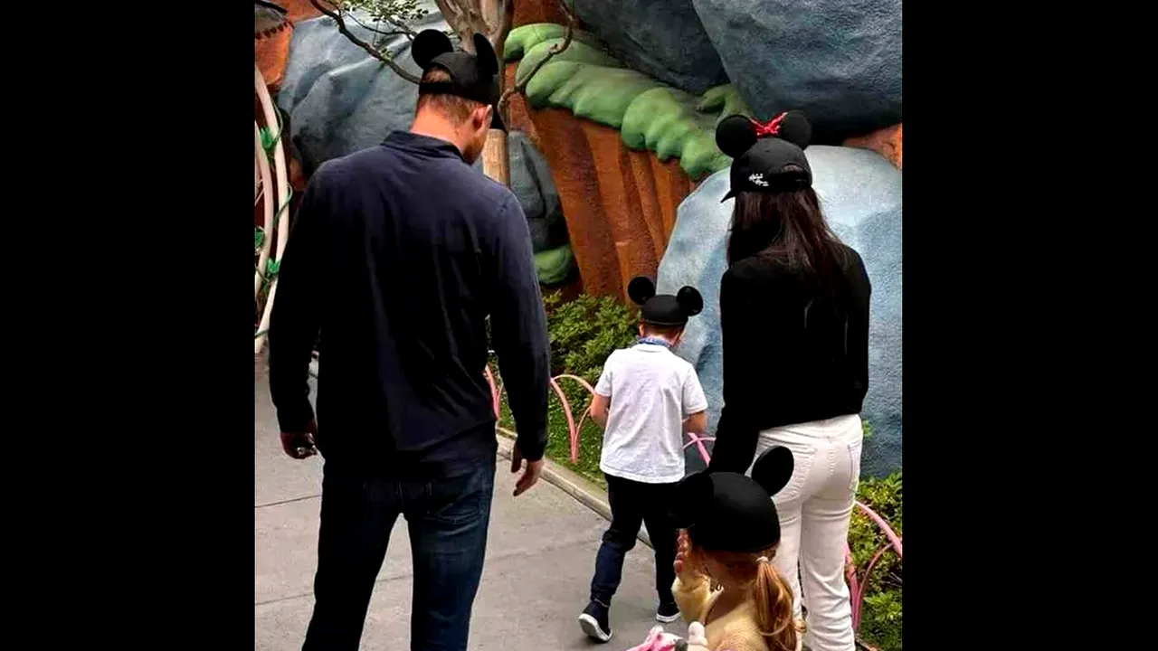 Prințul Harry și Meghan Markle, în mijlocul unei controverse după vizita la Disneyland cu copiii. O fotografie de familie le-a adus un val de CRITICI