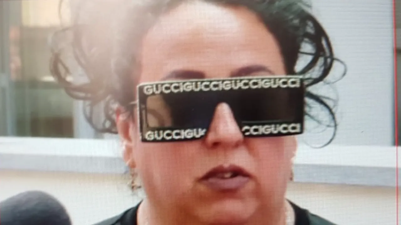 Ochelarii avocatei lui Radu Mazăre, ironizați de Muzeul Kitsch-ului: Vino arătând așa și ai 50% reducere 