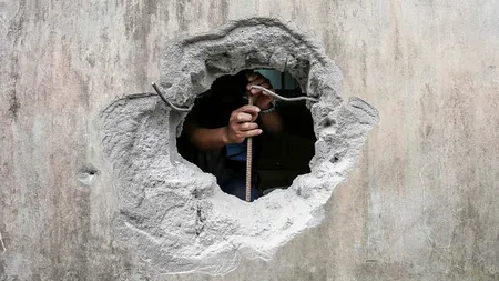 Atac ca în filme la o bancă din Gorj: Persoane necunoscute au SPART peretele sucursalei, pentru a fura seiful