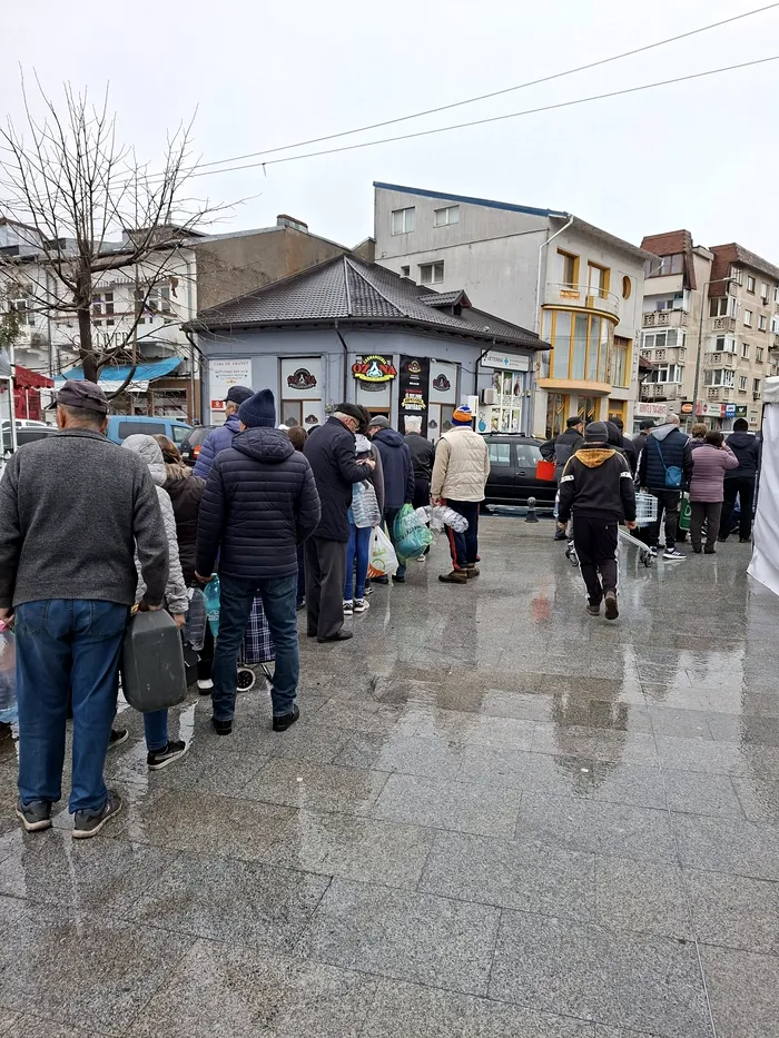 Localnicii din Prahova stau la rând ca să ia apă în sticle din plastic de la cisternele din centrul orașului (Foto: DSP Prahova)