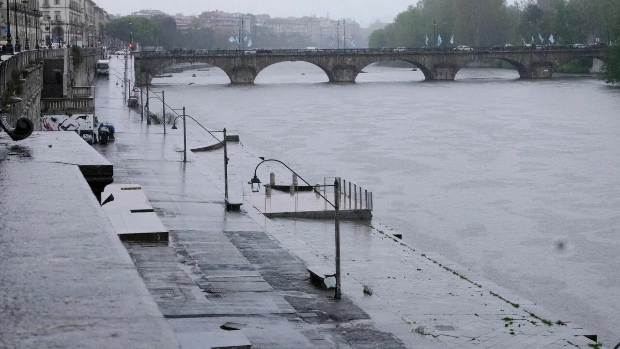 Autostrăzi închise și localități EVACUATE, din cauza intemperiilor din mai multe regiuni ale Italiei