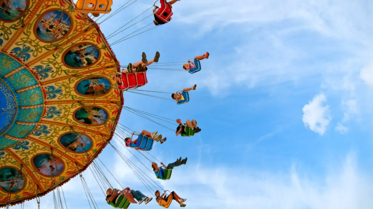 TRAGEDIE cumplită! O fetiță de 4 ani a murit spânzurată într-un parc de distracții. Cei care trebuiau sa aibă grijă, stăteau pe telefoane!