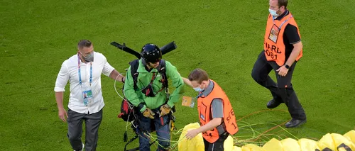 Protest cu parașuta la un meci EURO 2020: Mai multe persoane au ajuns la spital - FOTO/VIDEO