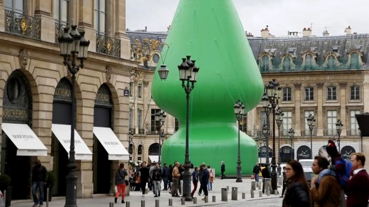 O sculptură în formă de jucărie erotică expusă în centrul Parisului a devenit motiv de glume, însă nu și pentru autorul atacat pe stradă