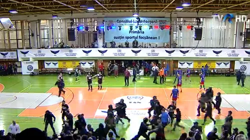 BĂTAIE și gaze LACRIMOGENE la derby-ul Steaua - Dinamo. Sala a fost EVACUATĂ și meciul de handbal AMÂNAT