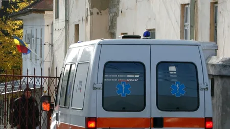 Două persoane au fost rănite, după ce AU CĂZUT CU MAȘINA DE LA 15 METRI înălțime. Șoferul era băut și a încercat să evite o groapă, însă a pierdut controlul autovehiculului