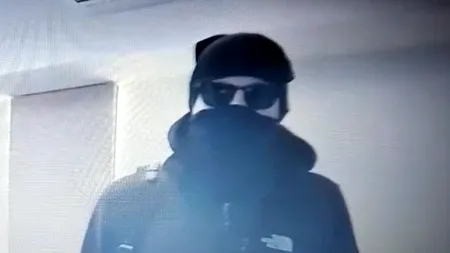 Bărbat căutat de Poliție după ce a plecat cu 6.000 de euro pe care i-a găsit în fanta unui bancomat din Timișoara/VIDEO