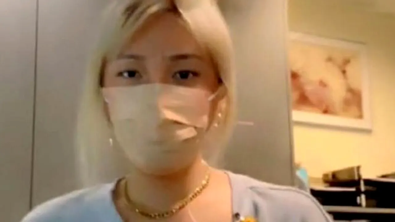 Tânăra din imagine a fost muștruluită de șeful ei, din cauza hainelor portate la job. În ce era îmbrăcată, de fapt