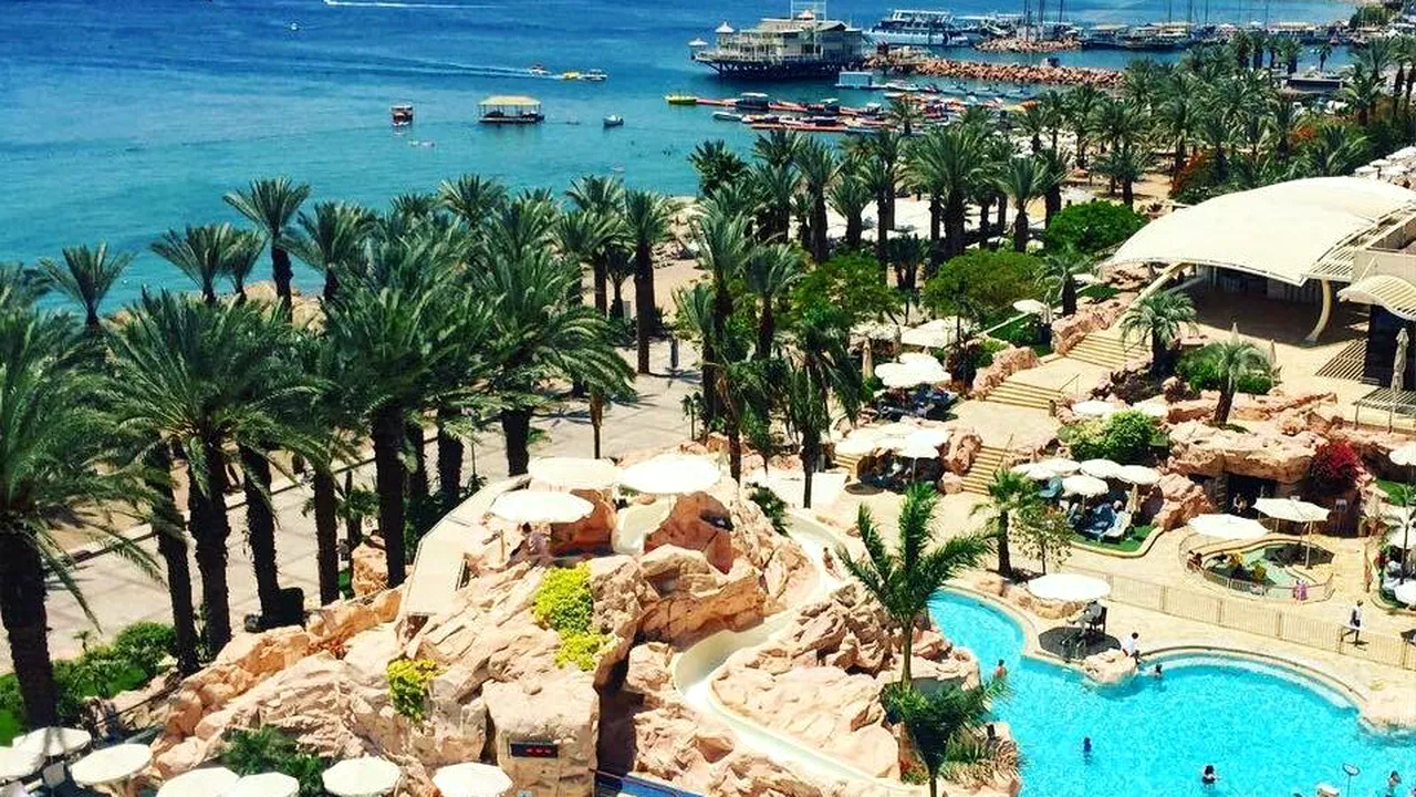 Nepotul premierului francez, și doi prieteni, înjunghiați într-o stațiune turistică de lux din Israel