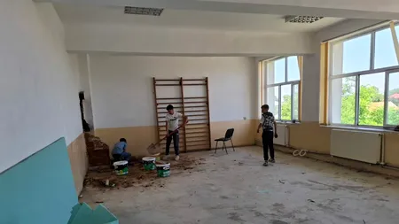 Caz revoltător în Dolj. Elevi trimiși la școală să învețe, puși să MUNCEASCĂ pe șantier chiar înainte să intre în vacanță