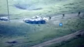 VIDEO | Soldați ruși, filmați când își abandonează tancurile și o iau la fugă pe câmp, după un atac al ucrainenilor. Imaginile au devenit virale