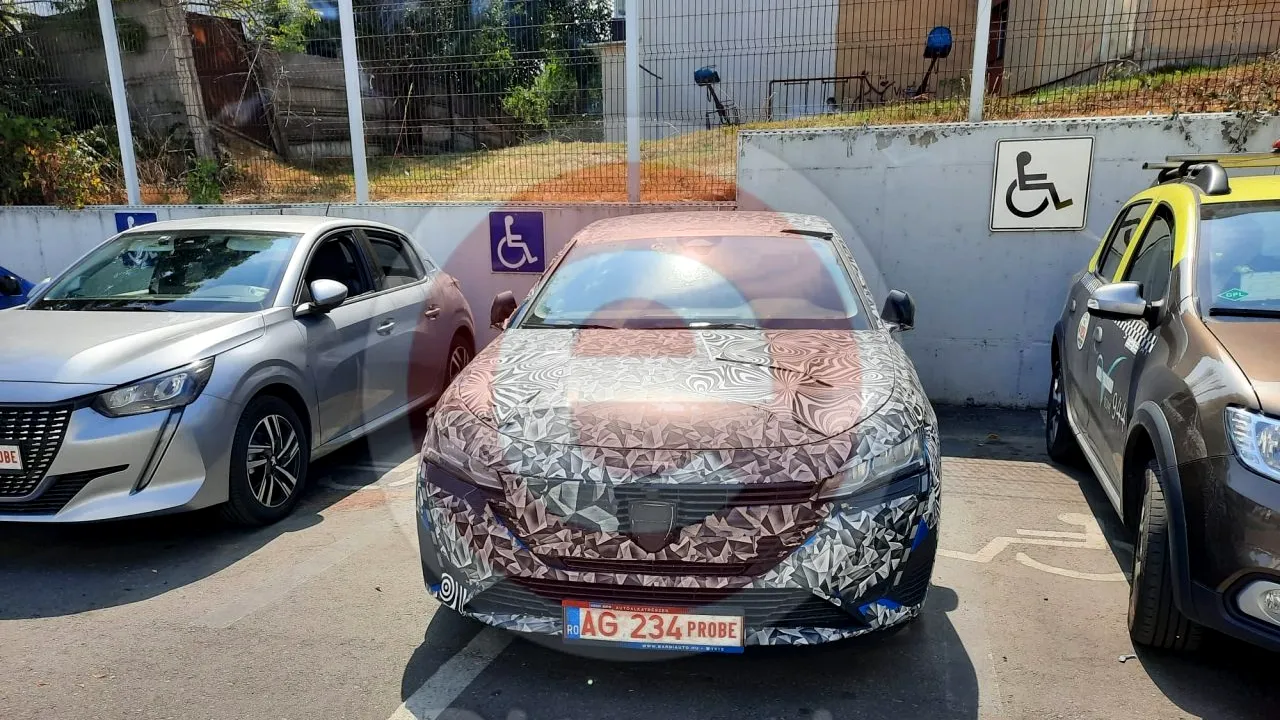 O mașină camuflată, care pare a fi un nou model de Dacia, circulă pe străzile din Pitești (FOTO)