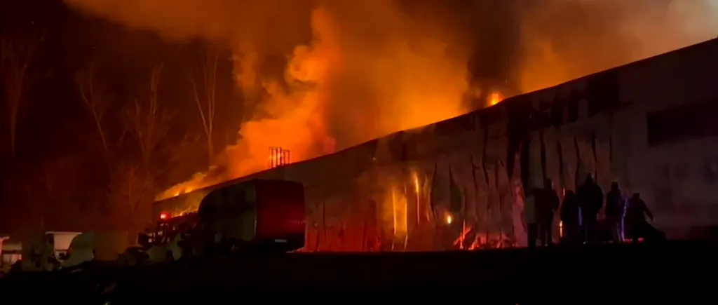 Incendiu de proporții la o hală din Parcul industrial Tetarom, din Cluj