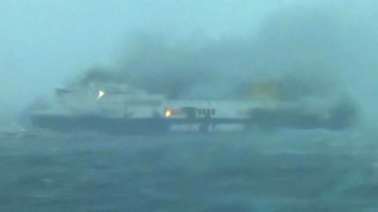 Feribot în flăcări, naufragiat în largul Greciei. Românca aflată la bord a fost salvată. UPDATE