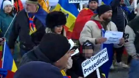 O femeie și-a pus copilul să țină în mână o pancartă cu 