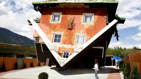 Casa construită și amenajată CU SUSUL ÎN JOS. Galerie FOTO+VIDEO