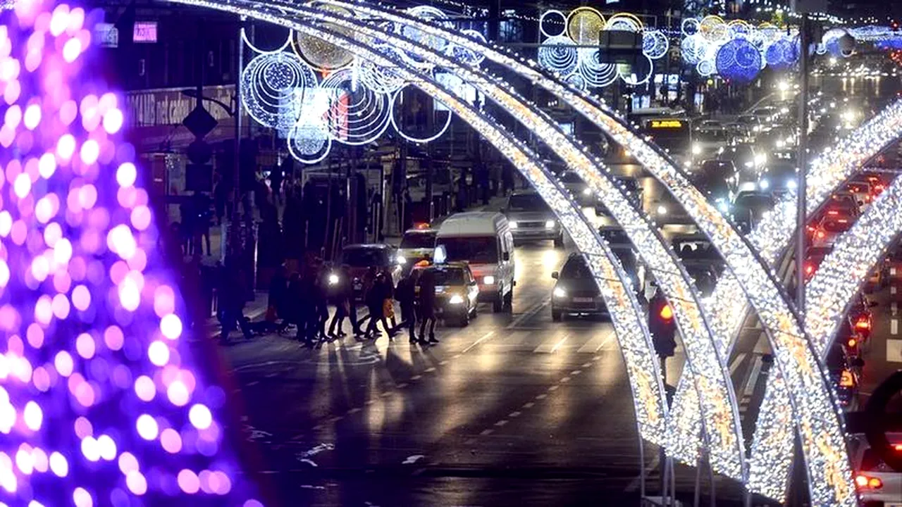 Când se aprind luminițele de Crăciun în București. Primăria a început montarea instalațiilor