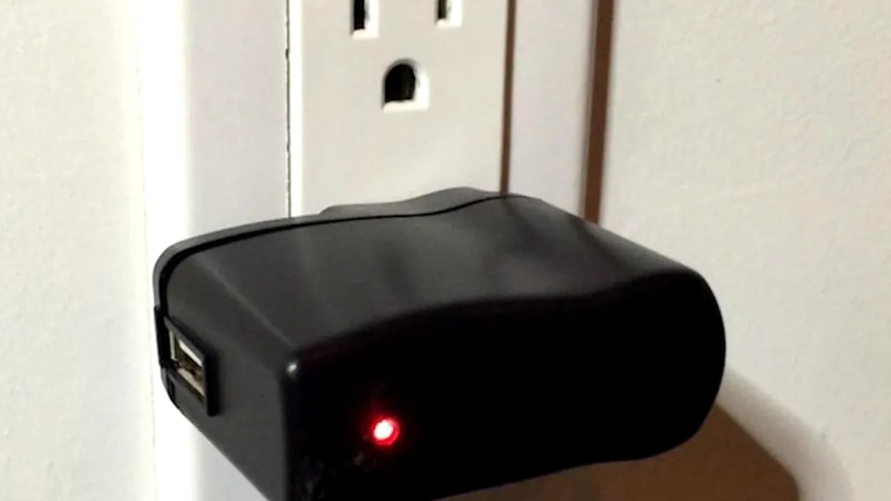 Cum poate un hacker să intercepteze parole cu ajutorul unui încărcător de telefon