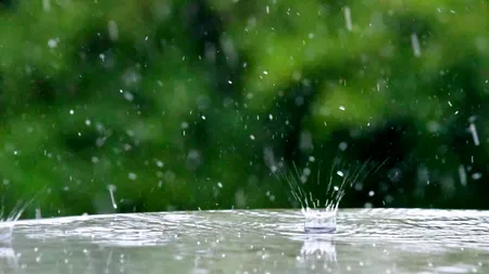 VREMEA se menține capricioasă. Zonele unde vor fi ploi torențiale și grindină