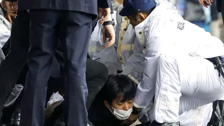 VIDEO: Premierul Japoniei, evacuat de URGENȚĂ. În timp ce susținea un discurs, un bărbat a aruncat o „bombă fumigenă” / Individul, arestat