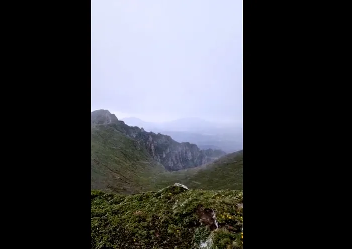 VIDEO | Ninsoare în mijlocul verii în România. Locul unde au apărut fulgi de nea în luna iulie / Sursa foto: captură video Facebook